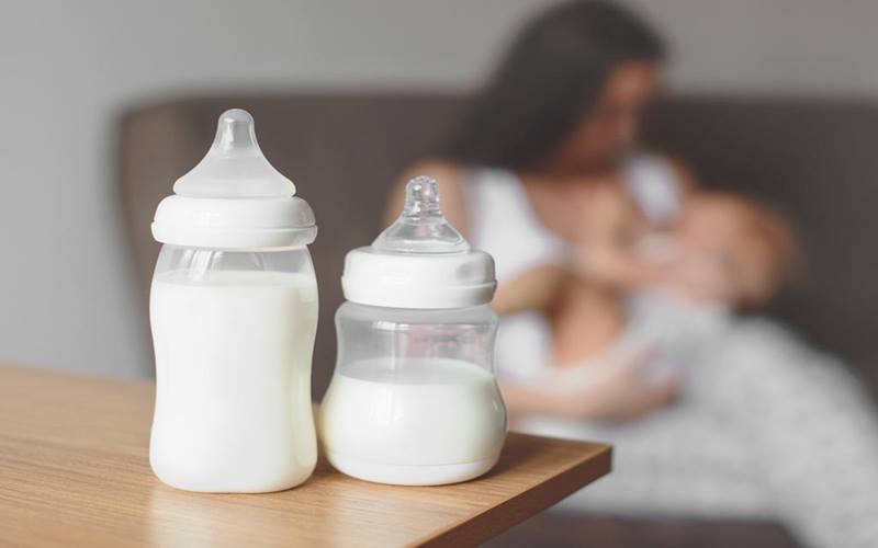 Simple Breastfeeding and Pumping Schedule For Newborns